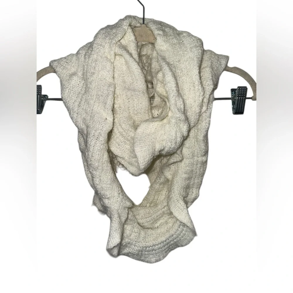 ✨ 5/$30 ✨ New York &‎ Company Cream Infinity Scarf